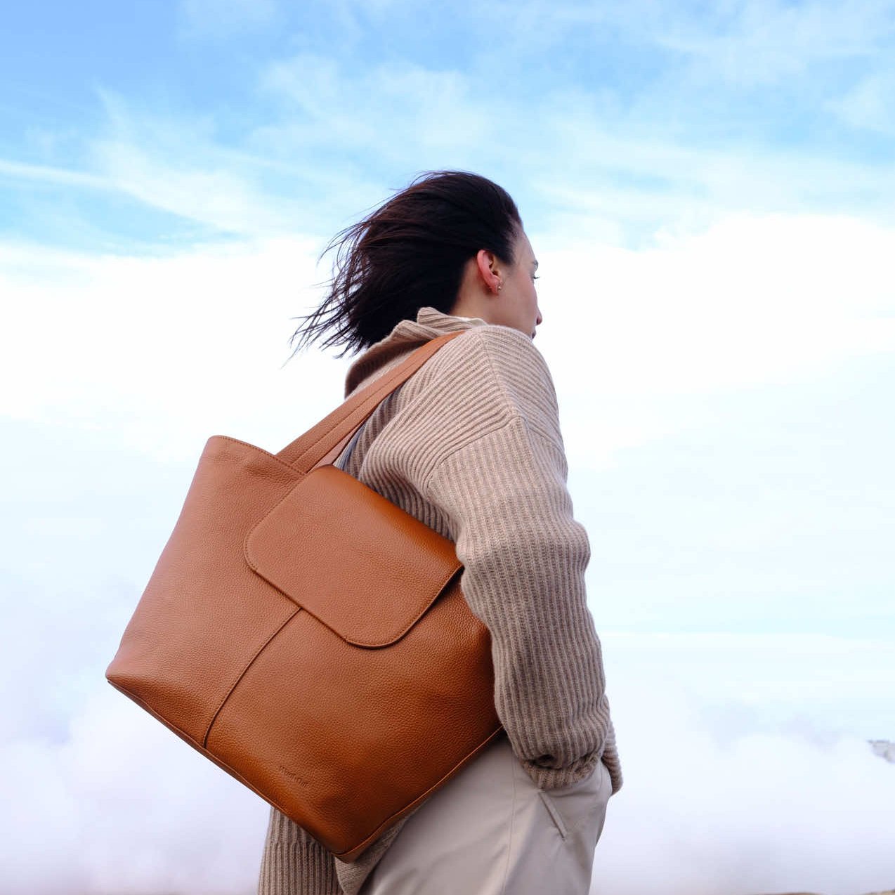 Muse Bag on a windswept shore | #Color_Caramel