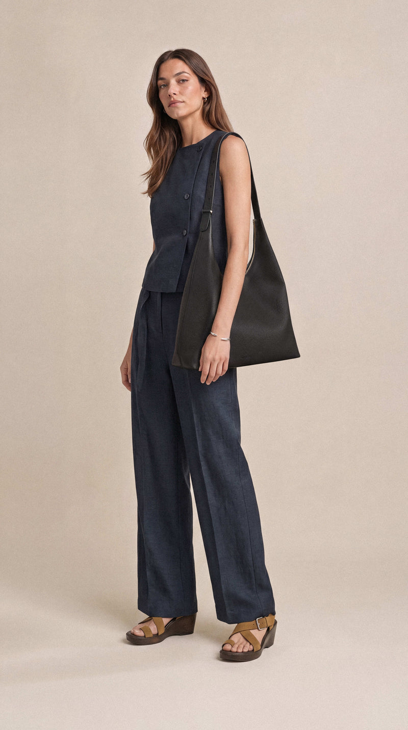 Model is 5'9"