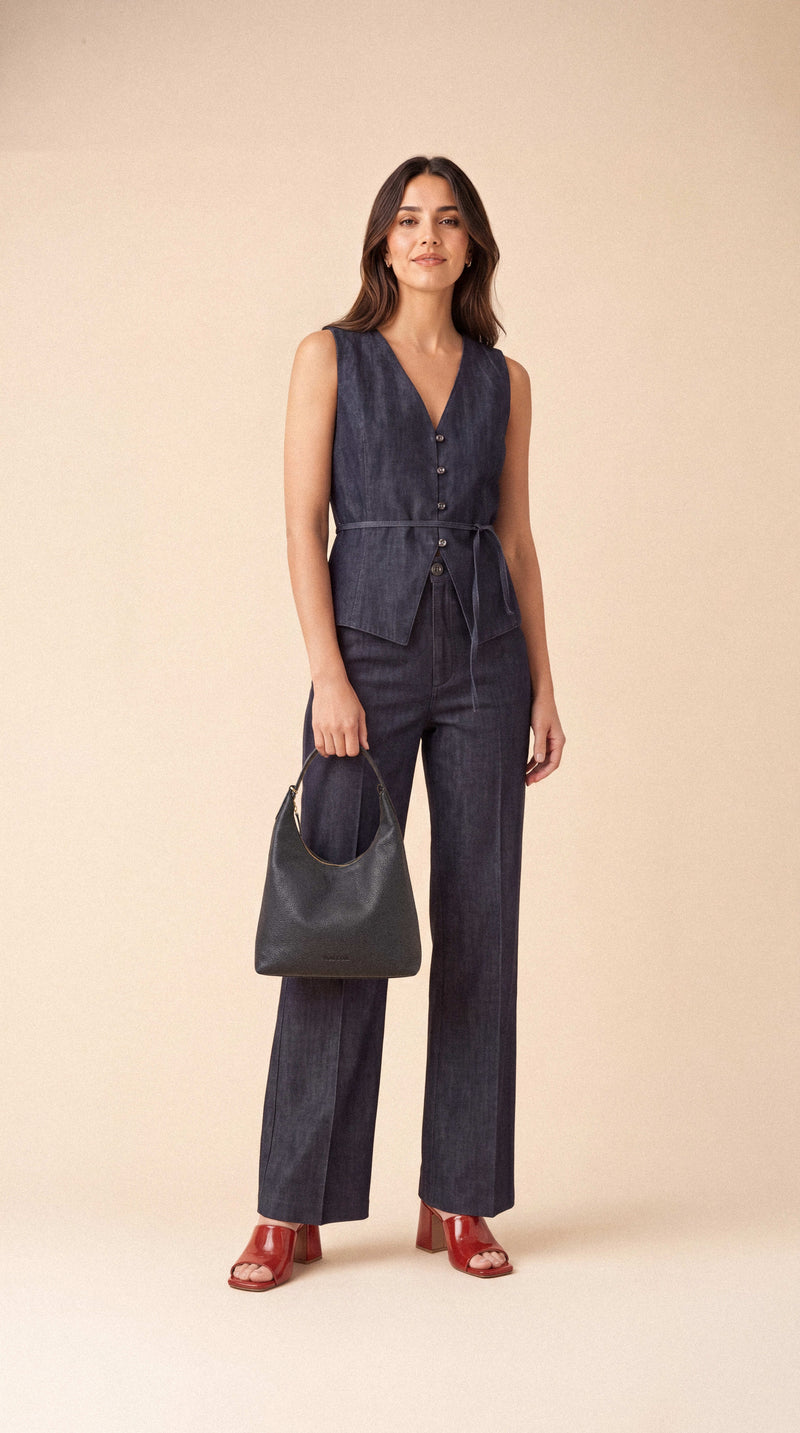 Model is 5'9"